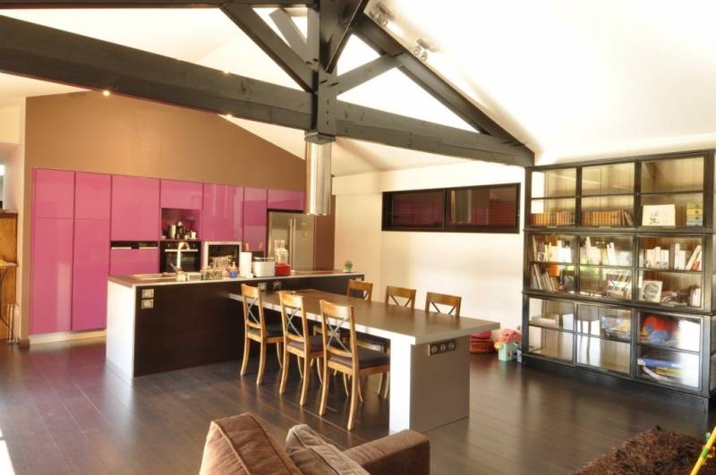 cuisine_avec_rangements_sous_plafond